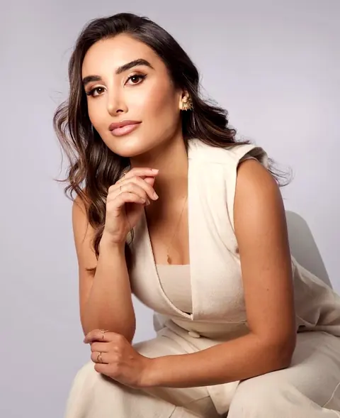 Dra. Laís Machado, dermatologista, em retrato de estúdio