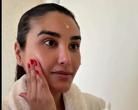 Sérum de skincare sendo aplicado com conta-gotas